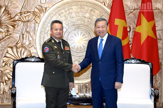 Tổng Bí thư, Chủ tịch nước Tô Lâm và Đại tướng Tea Seiha, Phó Thủ tướng, Bộ trưởng Quốc phòng Vương quốc Campuchia. (Ảnh: ĐĂNG KHOA)
