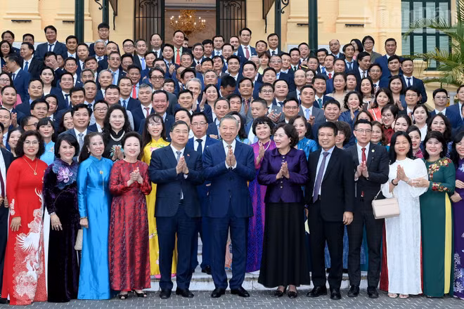 Tổng Bí thư, Chủ tịch nước Tô Lâm với các đại biểu doanh nghiệp tiêu biểu tham dự cuộc gặp mặt. (Ảnh: ĐĂNG KHOA)
