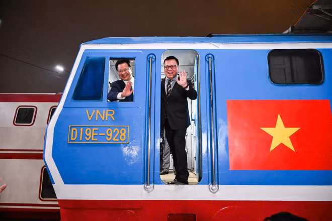 Tổng Biên tập Báo Nhân Dân Lê Quốc Minh và ông Đặng Sỹ Mạnh, Chủ tịch Hội đồng thành viên Tổng Công ty Đường sắt Việt Nam trên "Chuyến tàu hạnh phúc" đêm giao thừa.