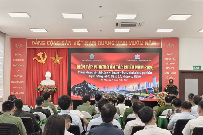 Các lực lượng tham gia diễn tập nghe phổ biến phương án phối hợp, xử lý tình huống tại buổi diễn tập. (Ảnh: Metro Hà Nội)