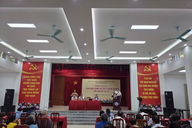 Hàng loạt hội nghị liên quan tới giải phóng mặt bằng và ổn định đời sống cho người dân liên tục được tổ chức thời gian qua.