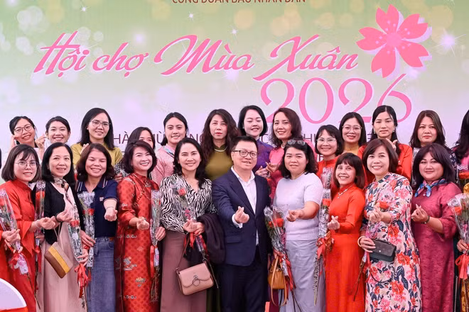 Tổng Biên tập Báo Nhân Dân Lê Quốc Minh, cùng tham dự Hội chợ mùa Xuân.