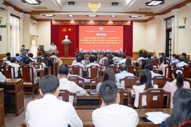 Toàn cảnh hội nghị thông báo chương trình kinh tế - xã hội và thông tin về công tác tiếp xúc cử tri vận động bầu cử.