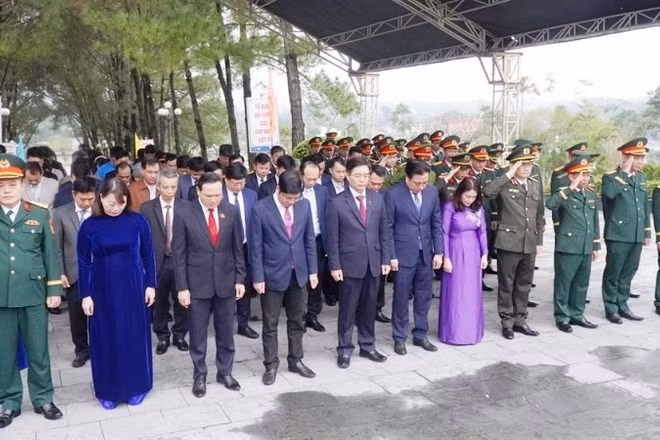 Lãnh đạo thành phố Huế dâng hoa, dâng hương tưởng niệm các Anh hùng liệt sĩ.