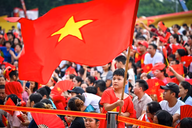Khắp các nẻo đường của Thủ đô Hà Nội ngập tràn cờ hoa và niềm hân hoan của người dân ngóng chờ tổng hợp luyện diễu binh, diễu hành phục vụ kỷ niệm 80 năm Cách mạng Tháng Tám thành công và Quốc khánh 2/9. (Ảnh Thành Đạt)