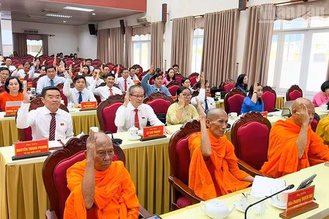 Đại biểu biểu quyết thông qua Nghị quyết. 