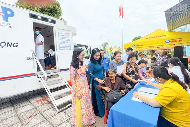 Khám sức khỏe cho người dân ngay sau lễ phát động. 