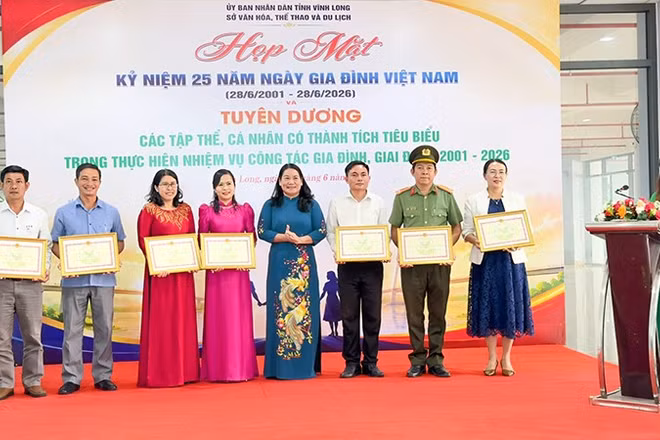 Trao Bằng khen cho các tập thể có thành tích tiêu biểu trong thực hiện nhiệm vụ công tác gia đình giai đoạn 2001-2026