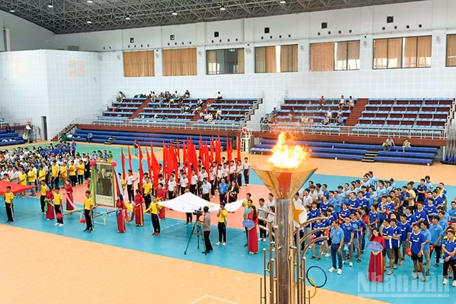 Quang cảnh lễ khai mạc Đại hội Thể dục thể thao công nhân viên chức, lao động tỉnh Vĩnh Long lần thứ nhất.