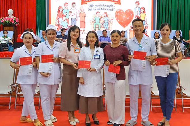 Cán bộ Y tế Vĩnh Long hiến máu tình nguyện. 