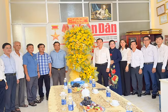 Lãnh đạo tỉnh Vĩnh Long chúc mừng Văn phòng thường trú Báo Nhân dân tại Vĩnh Long. 