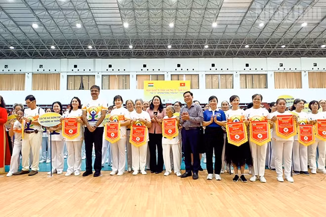 Lãnh đạo tỉnh Vĩnh Long và Tổng Lãnh sự quán Ấn Độ tại Thành phố Hồ Chí Minh chụp ảnh lưu niệm. 