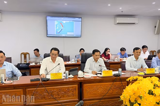Lãnh đạo tỉnh Vĩnh Long phát biểu tại buổi làm việc. 