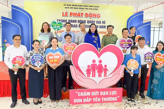 Thực hiện nghi thức đặt tay lên biểu tượng phát động và ký cam kết chung tay phòng ngừa, đẩy lùi bạo lực gia đình.