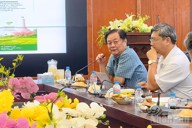 Đồng chí Lê Minh Hoan trình bày tại buổi trao đổi. 