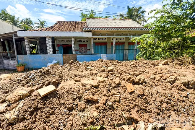 Đống đất trước nhà dân ở khóm Sơn Đông, phường Thanh Đức, tỉnh Vĩnh Long. 