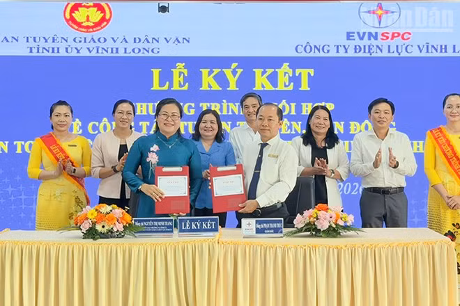 Quang cảnh Lễ ký kết. 