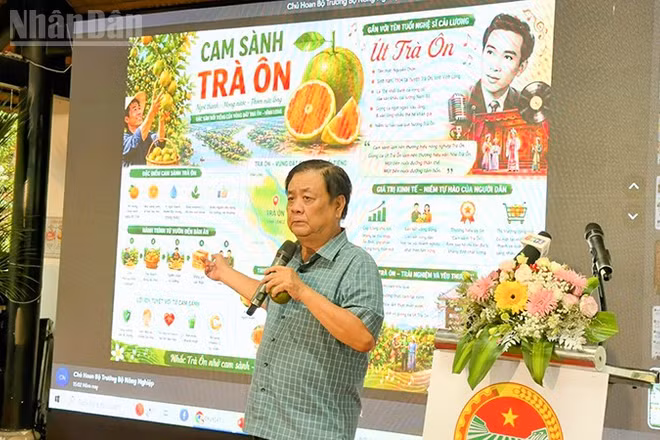 Đồng chí Lê Minh Hoan trình bày tại buổi tọa đàm. 