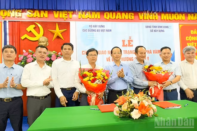 Lễ bàn giao. 