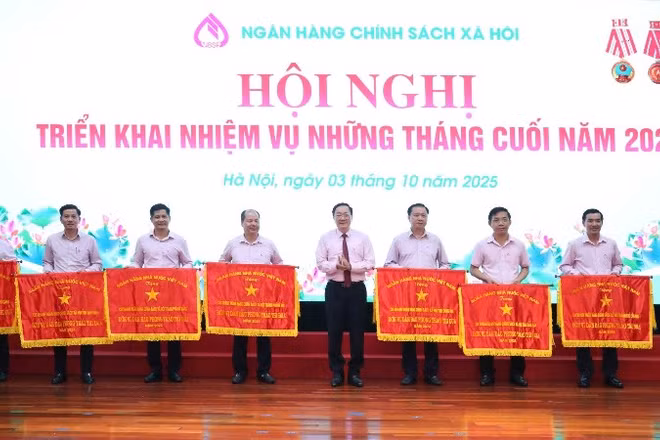 Tổng Giám đốc Dương Quyết Thắng trao tặng Cờ thi đua của Ngân hàng Nhà nước năm 2024 cho các đơn vị trong hệ thống Ngân hàng Chính sách xã hội.