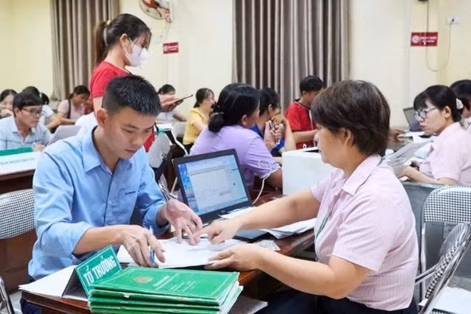 Người dân giao dịch tại Điểm giao dịch của Ngân hàng Chính sách xã hội Thái Nguyên.
