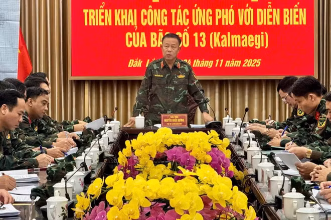 Thiếu tướng Nguyễn Quốc Hương, Phó Tư lệnh Quân khu 5 phát biểu chỉ đạo công tác ứng phó với bão số 13 tại tỉnh Đắk Lắk.