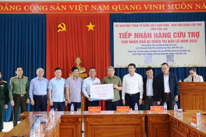 Các đồng chí nguyên Ủy viên Ban Thường vụ Tỉnh ủy Đắk Lắk trao hỗ trợ 5 tỷ đồng cho tỉnh Đắk Lắk khắc phục hậu quả lũ lụt. (Ảnh: BÁ LỤC)