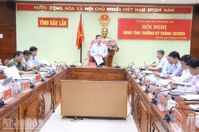 Chủ tịch Ủy ban nhân dân tỉnh Đắk Lắk Tạ Anh Tuấn đánh giá về những thiệt hại do cơn bão số 13 gây ra trên địa bàn tỉnh tại phiên họp thường kỳ tháng 10/2025 của Ủy ban nhân dân tỉnh.