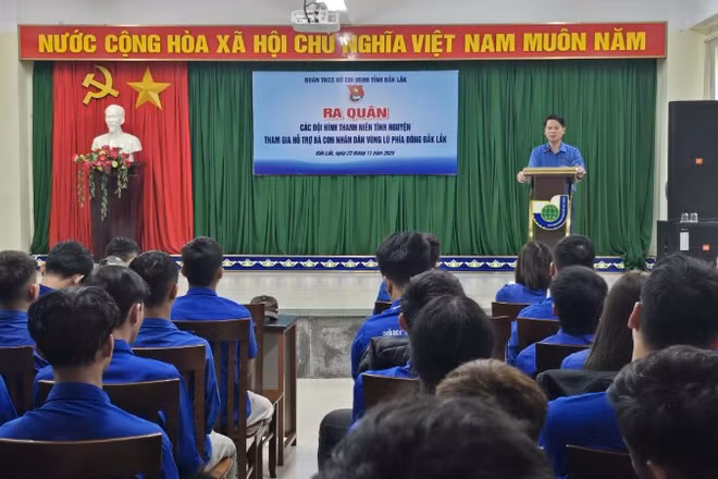 Quang cảnh buổi lễ ra quân.
