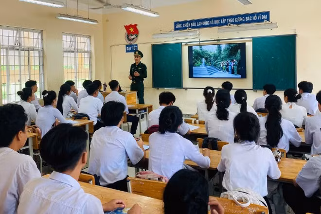 Cán bộ Đồn Biên phòng Xuân Đài tuyên truyền Luật Biên phòng Việt Nam cho học sinh Trường trung học cơ sở và trung học phổ thông Nguyễn Khuyến. 
