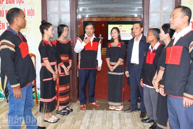 Bí thư Tỉnh ủy Đắk Lắk Lương Nguyễn Minh Triết (người đứng thứ 4 từ trái sang) trao đổi với lãnh đạo xã Cư Pui và bà con buôn Đăk Tuôr. 