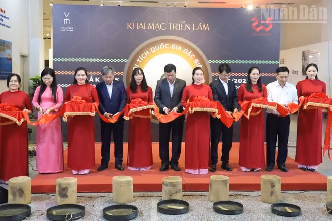 Các đại biểu cắt băng khai mạc triển lãm.