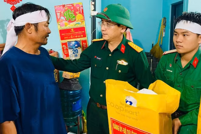 Đại tá Phan Đại Nghĩa, Phó Tư lệnh kiêm Tham mưu trưởng Quân khu 5 động viên gia đình quân nhân vượt qua đau thương ổn định cuộc sống.
