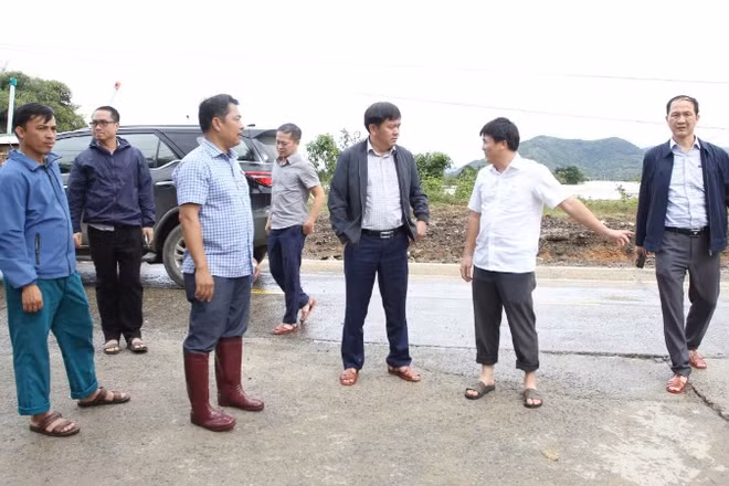 Giám đốc Sở Nông nghiệp và Môi trường tỉnh Đắk Lắk Nguyễn Minh Huấn (người đứng thứ 3 từ phải sang) và Đoàn công tác của Sở đã trực tiếp đi kiểm tra chỉ đạo công tác ứng phó với mưa lũ tại hai xã Yang Mao và xã Cư Pui bị ngập lụt nặng. 