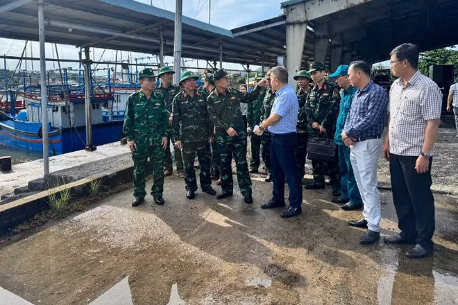 Đoàn công tác Quân khu 5 kiểm tra công tác ứng phó bão số 13 tại cảng cá Tiên Châu, xã Tuy An Đông, tỉnh Đắk Lắk. (Ảnh: THÙY DUNG)