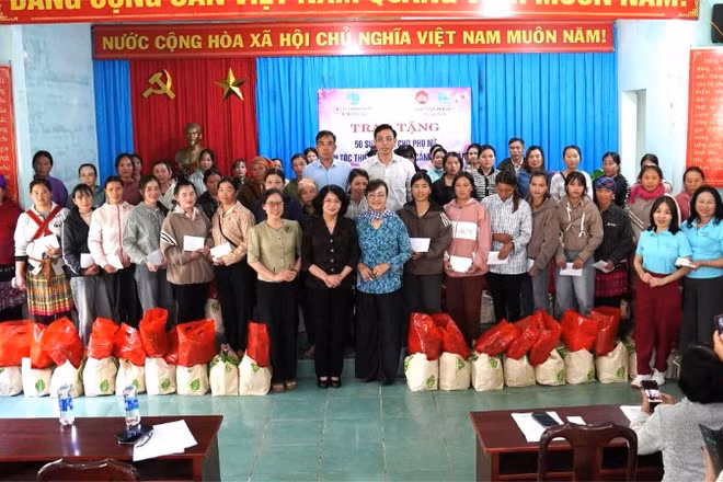 Nguyên Phó Chủ tịch nước Đặng Thị Ngọc Thịnh (người mặc áo đen đứng giữa hàng đầu) và đoàn nguyên cán bộ lãnh đạo nữ Thành phố Hồ Chí Minh tặng quà cho các gia đình phụ nữ dân tộc thiểu số có hoàn cảnh khó khăn ở xã Krông Á.