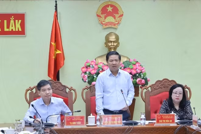 Bí thư Tỉnh ủy Đắk Lắk Lương Nguyễn Minh Triết phát biểu chỉ đạo tại cuộc họp đẩy nhanh công tác khắc phục, ổn định đời sống nhân dân sau bão số 13 do Ủy ban nhân dân tổ chức ngày 13/11.