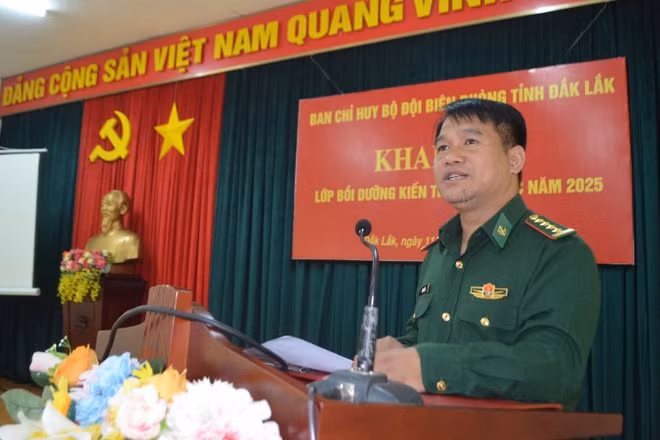 Đại tá Rơ Lan Ngân, Phó Chính ủy Ban Chỉ huy Bộ đội Biên phòng tỉnh Đắk Lắk phát biểu tại buổi khai mạc lớp tập huấn.