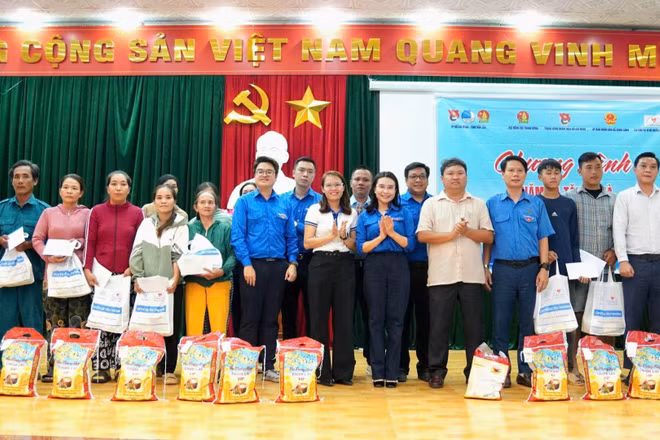 Trung ương Đoàn, Thành đoàn Thành phố Hồ Chí Minh, Tỉnh đoàn Đắk Lắk và Câu lạc bộ Công tác xã hội Chuyến xe yêu thương trao quà tặng người dân bị ảnh hưởng do bão số 13 gây ra tại xã Xuân Cảnh, tỉnh Đắk Lắk.