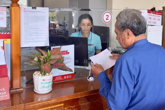 Giao dịch khách hàng tại Agribank chi nhánh Ea Kar.