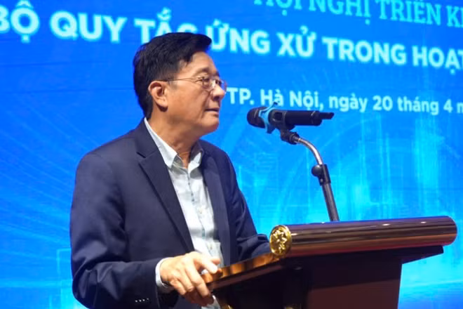 Tiến sĩ Nguyễn Quốc Hùng, Phó Chủ tịch kiêm Tổng Thư ký Hiệp hội Ngân hàng Việt Nam phát biểu tại hội nghị.