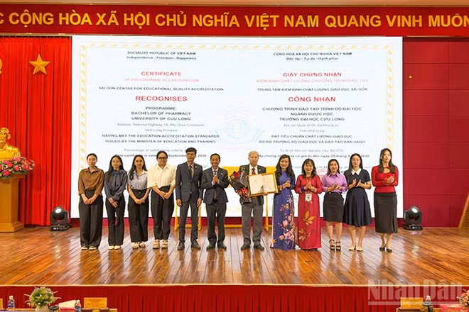Trường đại học Cửu Long đón nhận chứng nhận kiểm định chất lượng chương trình đào tạo. 