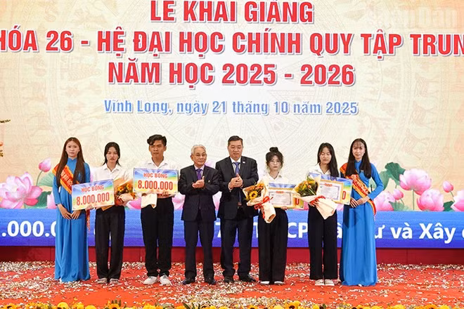 Ban Giám hiệu nhà trường trao học bổng cho tân sinh viên đạt Á khoa.