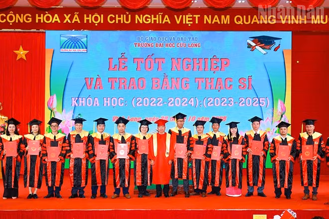 Ban Giám hiệu Trường đại học Cửu Long trao bằng tốt nghiệp cho các tân thạc sĩ. 