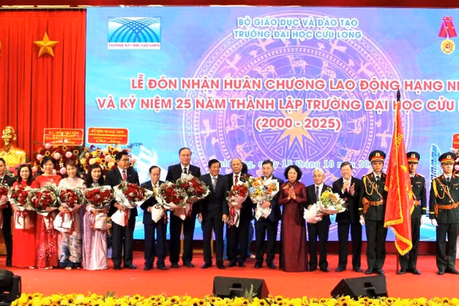 Lãnh đạo Trường đại học Cửu Long đón nhận Huân chương lao động hạng Nhì. 