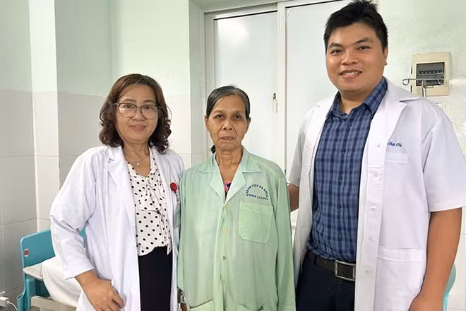 Bệnh nhân hồi phục sức khỏe tốt cùng các bác sĩ Khoa Ngoại tổng quát. 