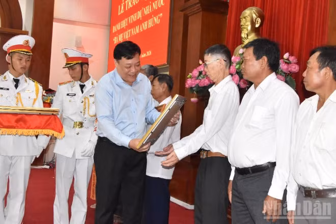 Đồng chí Phạm Thành Ngại, Chủ tịch Ủy ban nhân dân tỉnh Đồng Tháp trao bằng công nhận "Bà mẹ Việt Nam Anh hùng" cho thân nhân các Mẹ.