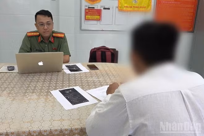 Nam thanh niên làm việc với cơ quan công an.