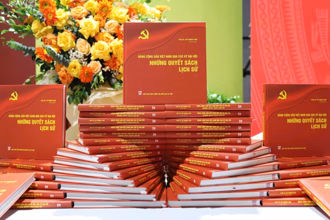 Cuốn sách “Đảng Cộng sản Việt Nam qua các kỳ đại hội - Những quyết sách lịch sử”.