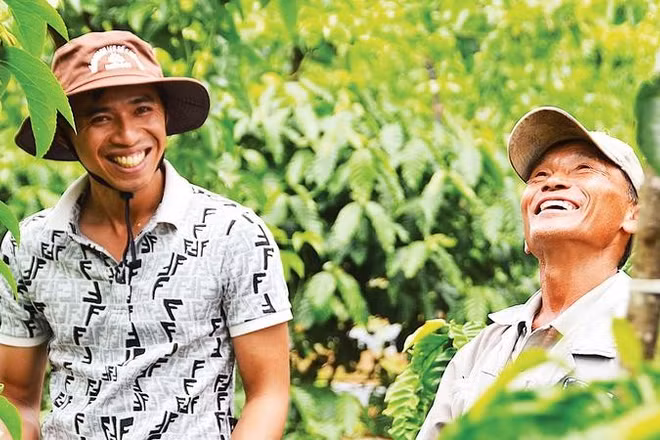 Mô hình trồng xen canh chanh leo và cà-phê mang lại thu nhập ổn định cho hàng trăm hộ nông dân.
